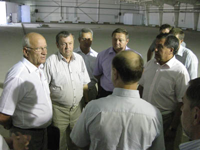 Губернатор Юрий Берг посетил стройплощадку мелового завода в Акбулаке